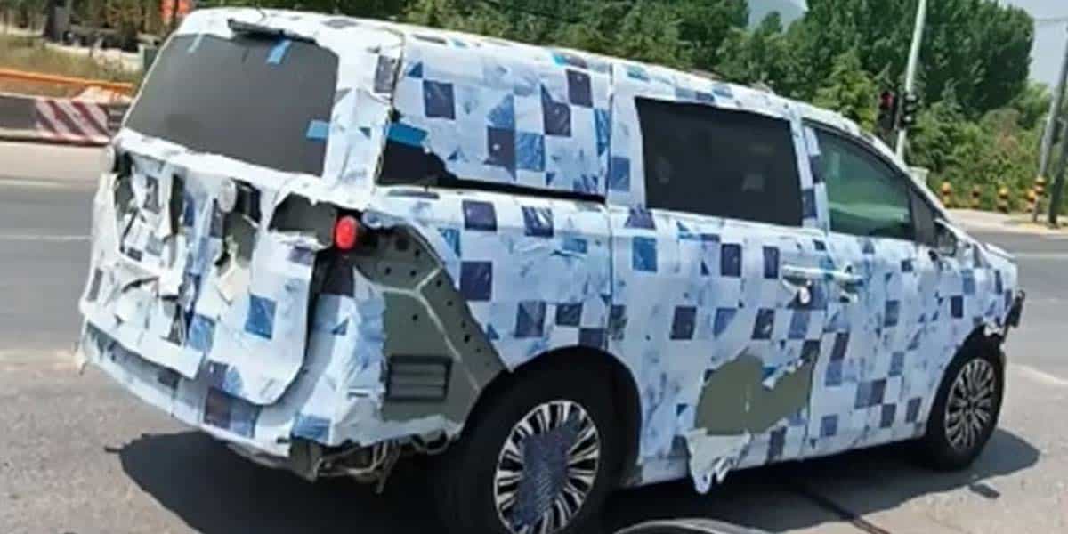 Cazado en China, todavía con camuflaje, un nuevo monovolumen de BYD