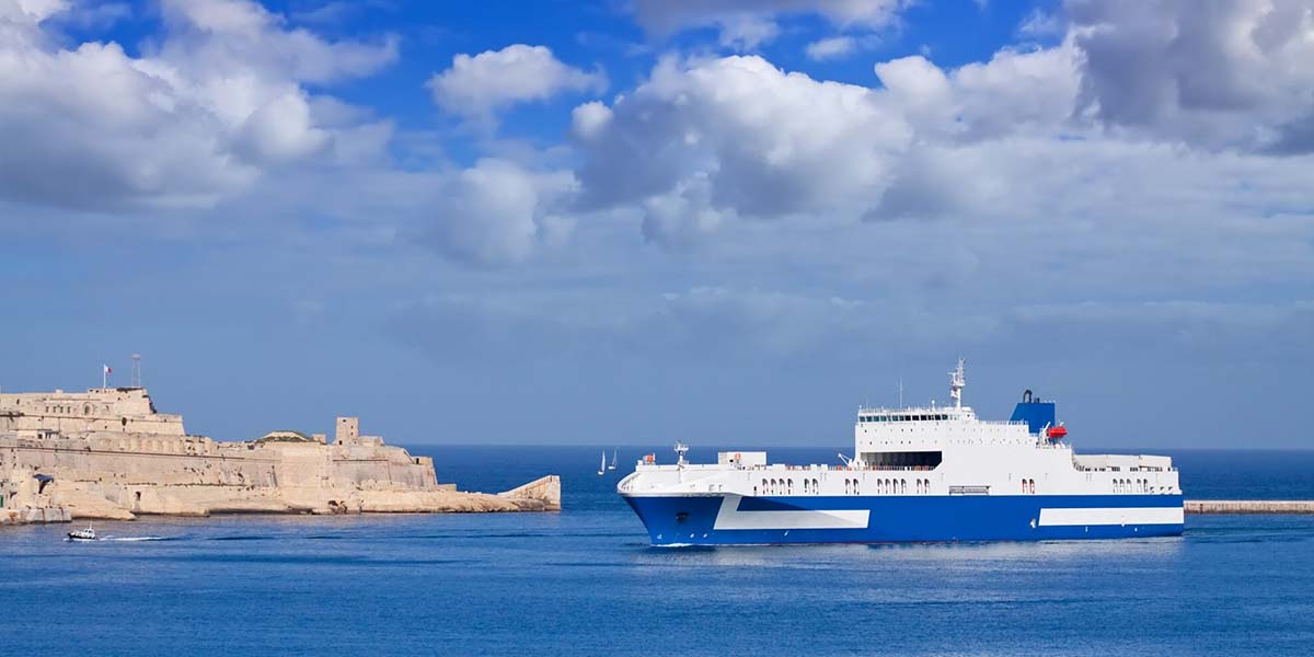 Grecia prohíbe llevar un coche electrificado en los ferry si tiene más del 50% de batería