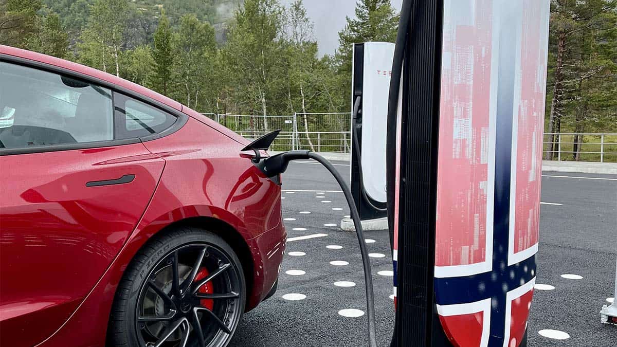 Noruega roza el 96 % de ventas de coches eléctricos en 2025, un nuevo récord absoluto