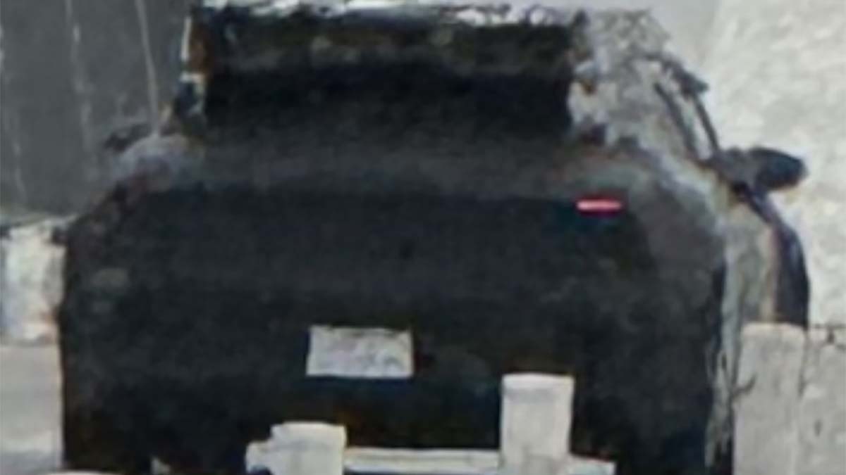 Todos pensaron que el coche camuflado era el nuevo Tesla y finalmente era de la competencia