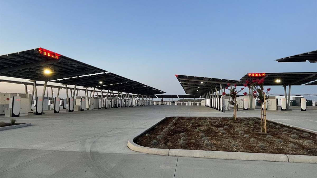 Tesla Revoluciona la Carga Rápida: Inaugura el Supercharger Más Grande del Mundo, 100% Autosuficiente y Solar
