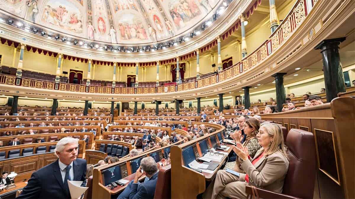 Deducción IRPF coche eléctrico en 2026: hasta 3.000 euros y ayuda para punto de recarga (Confirmado)