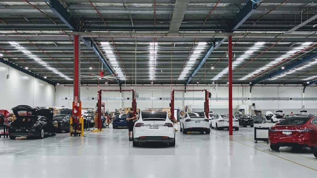 ¿Mantenimiento «gratis»? La verdad sobre lo que cuesta revisar tu coche eléctrico en España en 2026