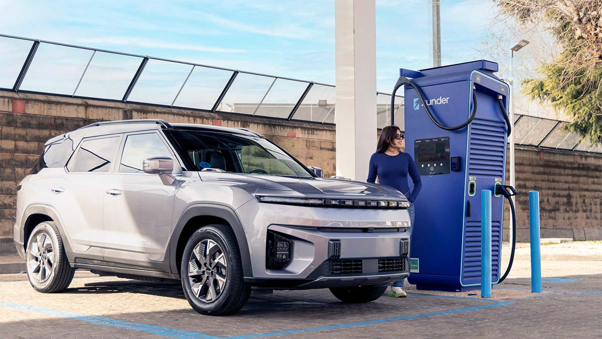 Los usuarios de un KGM eléctrico ahora lo tendrán más fácil y barato para cargar gracias a Zunder