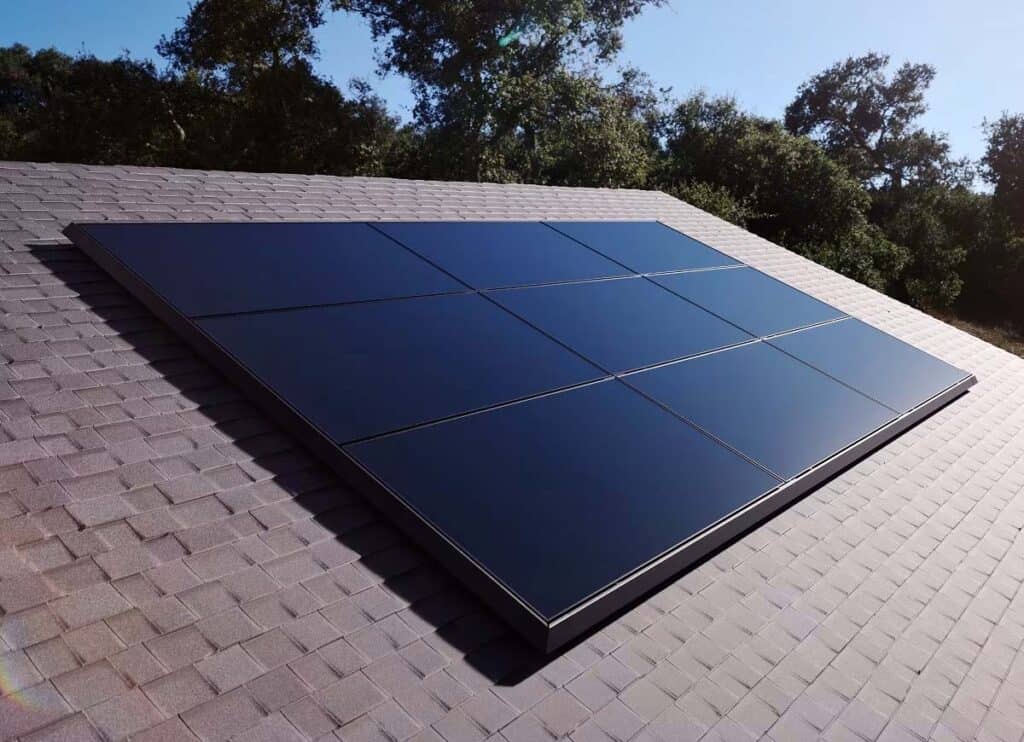 Paneles solares fotovoltaicos instalados en tejado residencial para generación de energía limpia y sostenible. Nuevo panel solar de Tesla.
