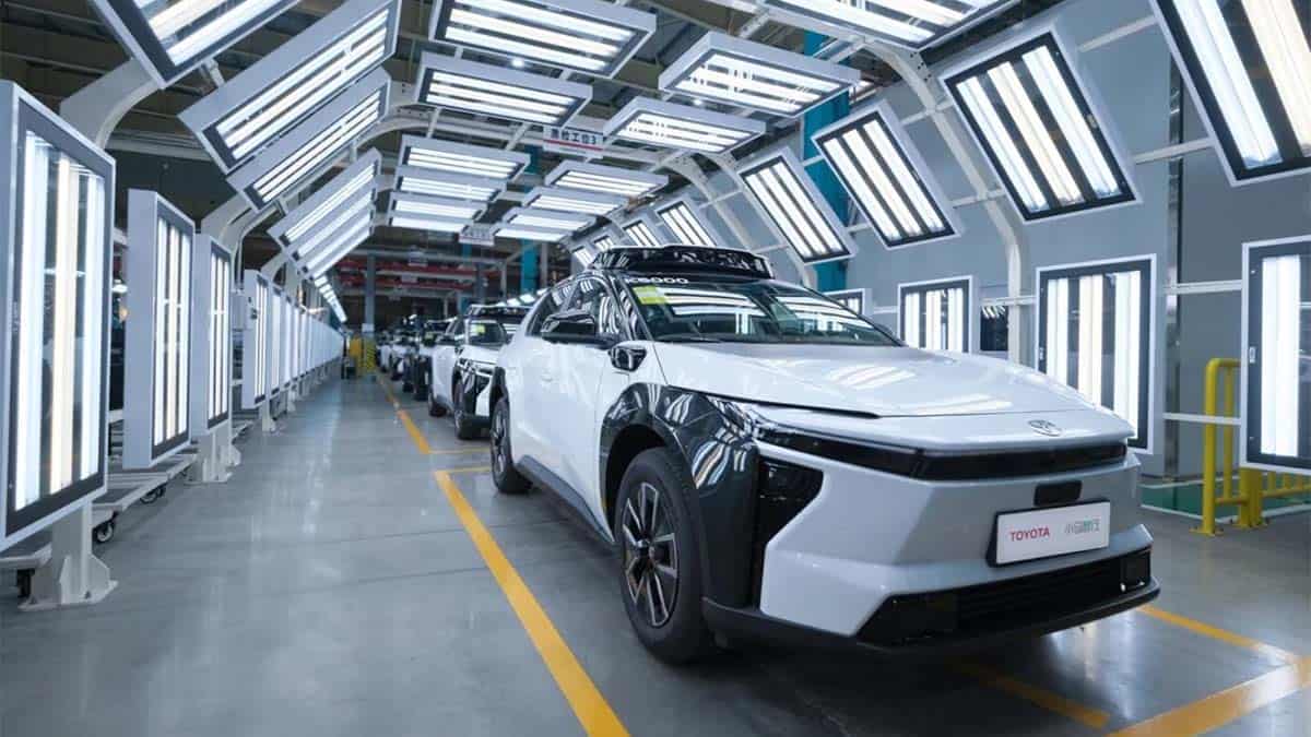 Toyota pone en la calle su bZ4X autónomo: robotaxis eléctricos en China y Europa para 2027