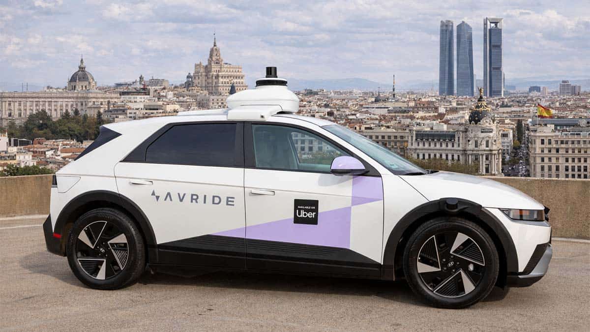 Uber planea lanzar coches autónomos en Madrid y acelera la carrera del robotaxi