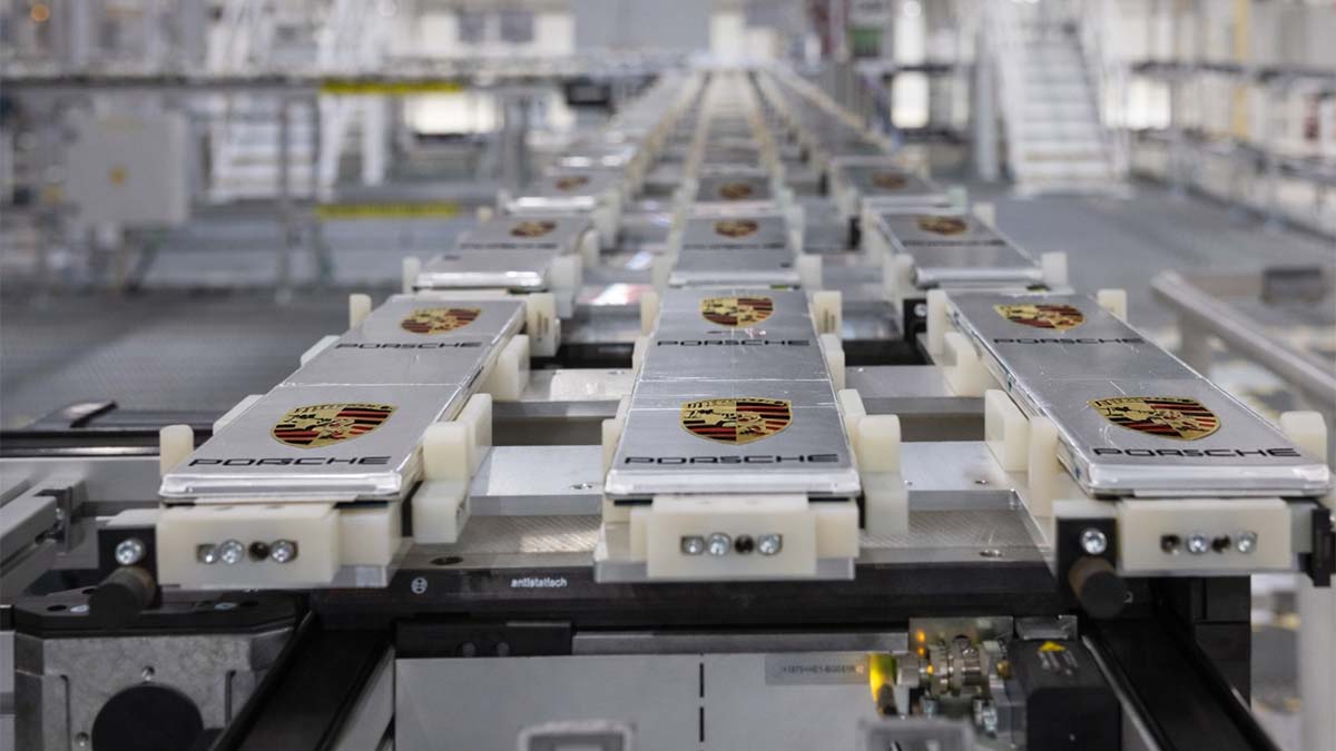 Es hipnótico: Así fabrica Porsche sus propias baterías para el Cayenne eléctrico