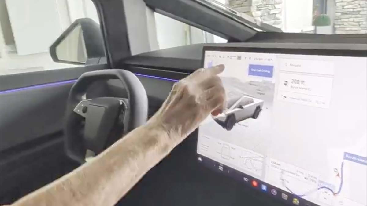 Una mujer de 87 años prueba la Tesla Cybertruck con FSD y su reacción se hace viral