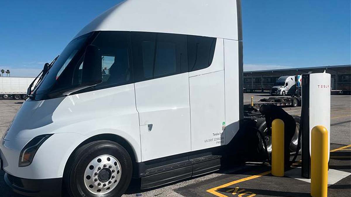 Tesla activa un nuevo Megacharger para el camión Semi