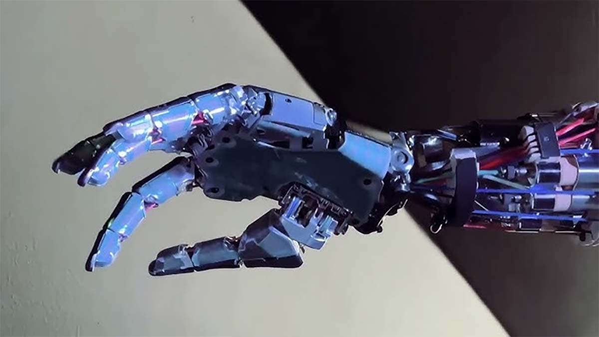 Tesla revela la nueva mano de Optimus V3: tendones, más precisión y un diseño inspirado en el ser humano