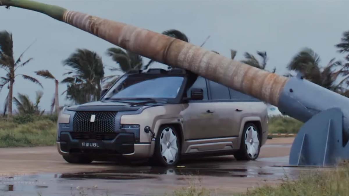 BYD deja caer una palmera de 13 metros sobre el Yangwang U8 y el SUV resiste el impacto