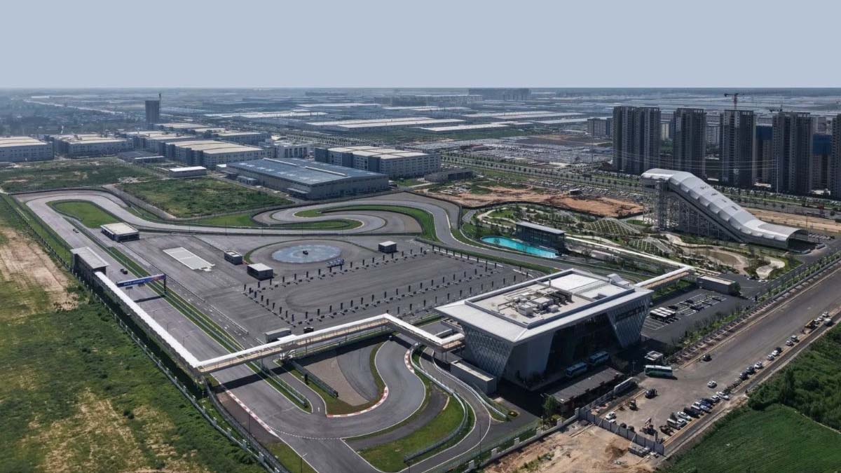 El «circuito de pruebas» extremo donde BYD prueba sus coches eléctricos: dunas, piscinas… y un tamaño mayor que muchas ciudades