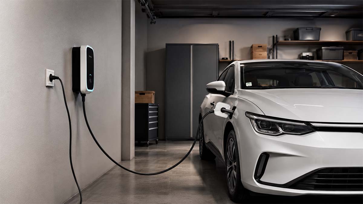 Puedo cargar un coche eléctrico en un enchufe normal… o compensa instalar un punto de carga