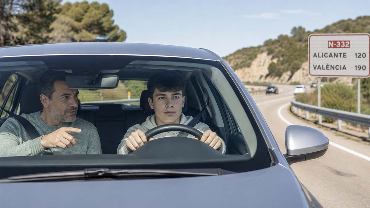 La DGT cambia las normas: en España se podrá conducir desde los 17 años