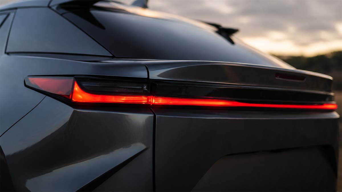 Japonés, por 325 euros al mes y con 15 años de garantía, ¿es este Lexus el SUV premium definitivo?