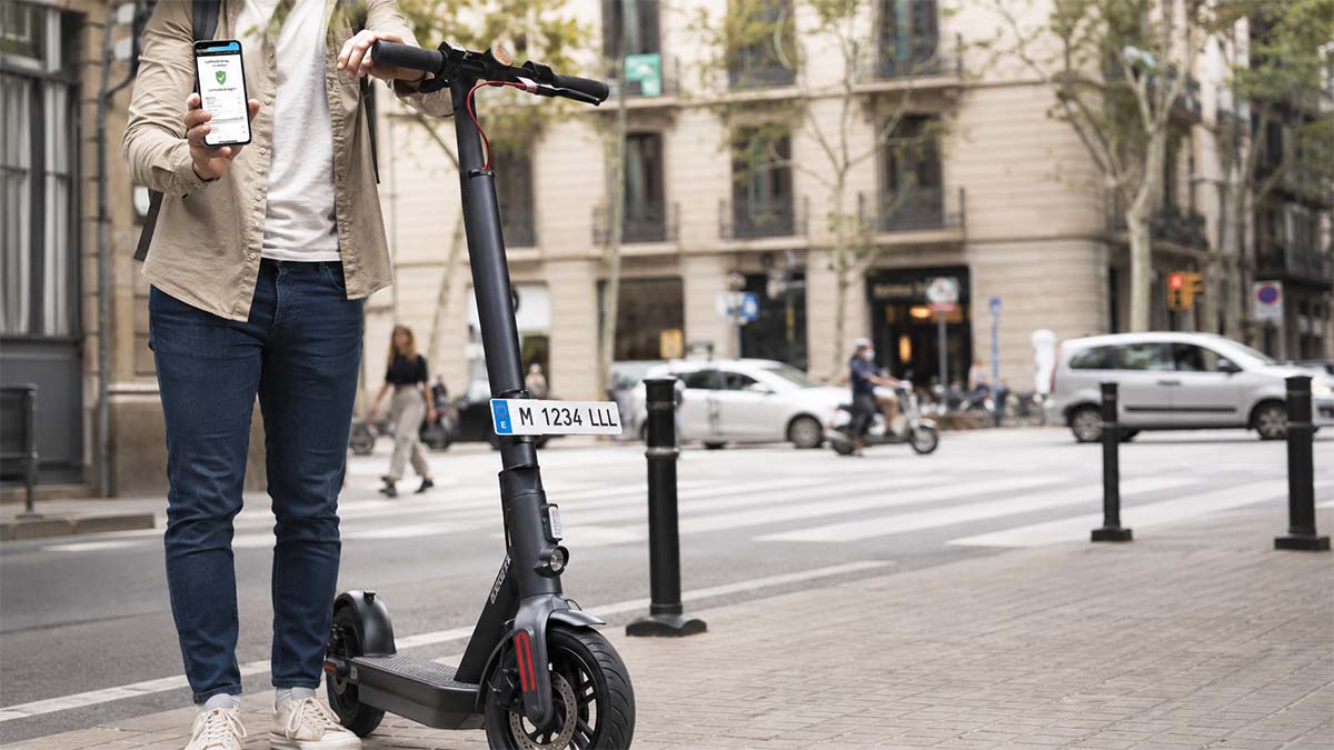 Los patinetes eléctricos lo tienen difícil: retirada del vehículo y un multón por circular sin seguro