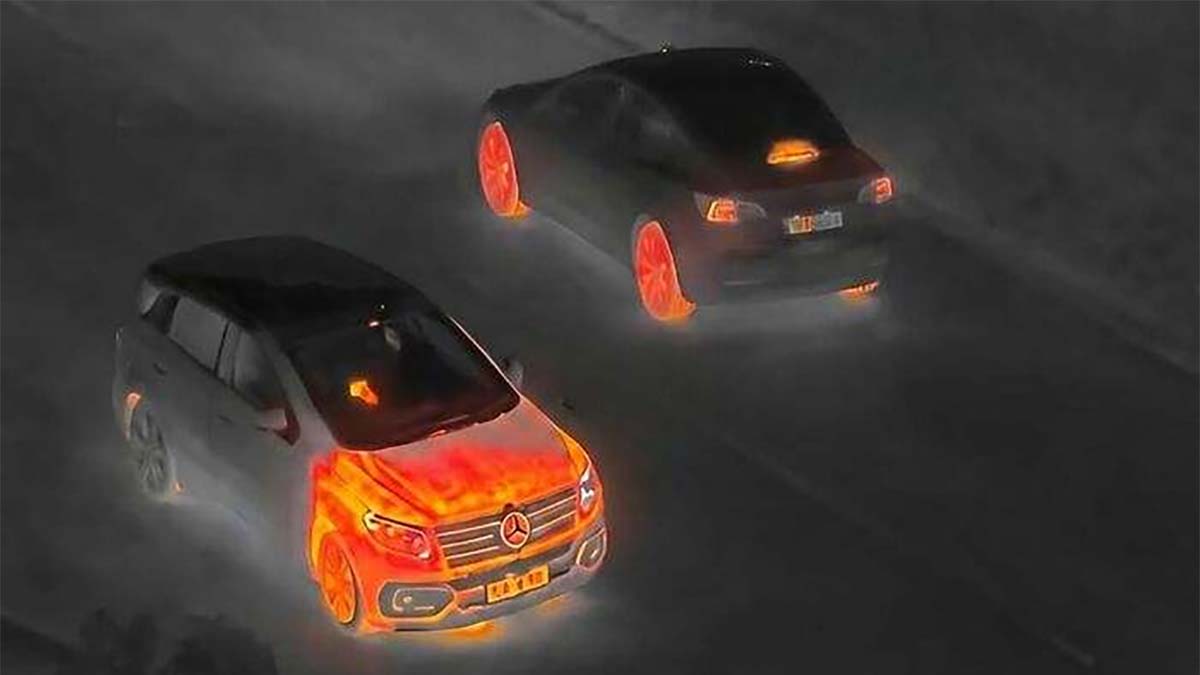 ¿Se calienta más un coche eléctrico o uno de combustión? Una cámara térmica da la respuesta